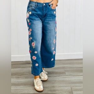 NWT BLUE VELVET EMBROIDERED FLOWER JEANS